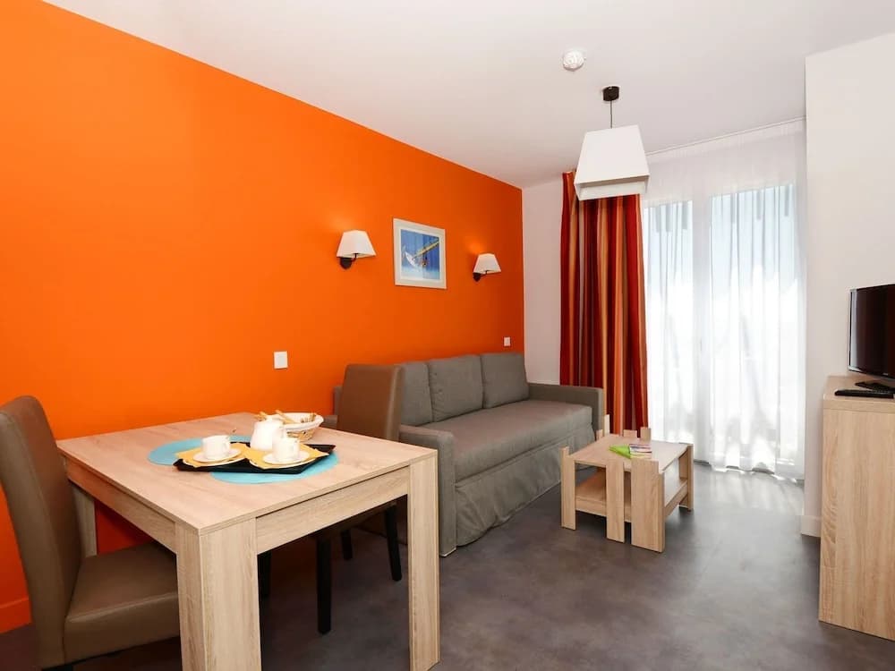 Modern Seaside Apartment - Photo 2