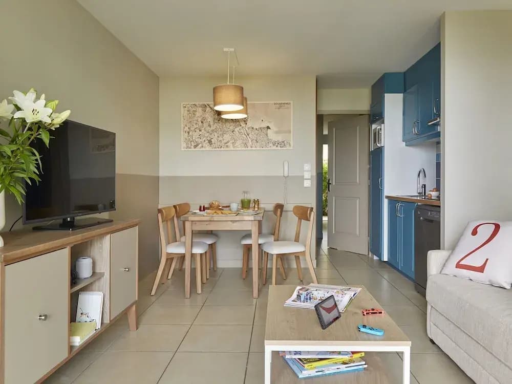 Seafront Apartment Near a Beach - Miniature 8