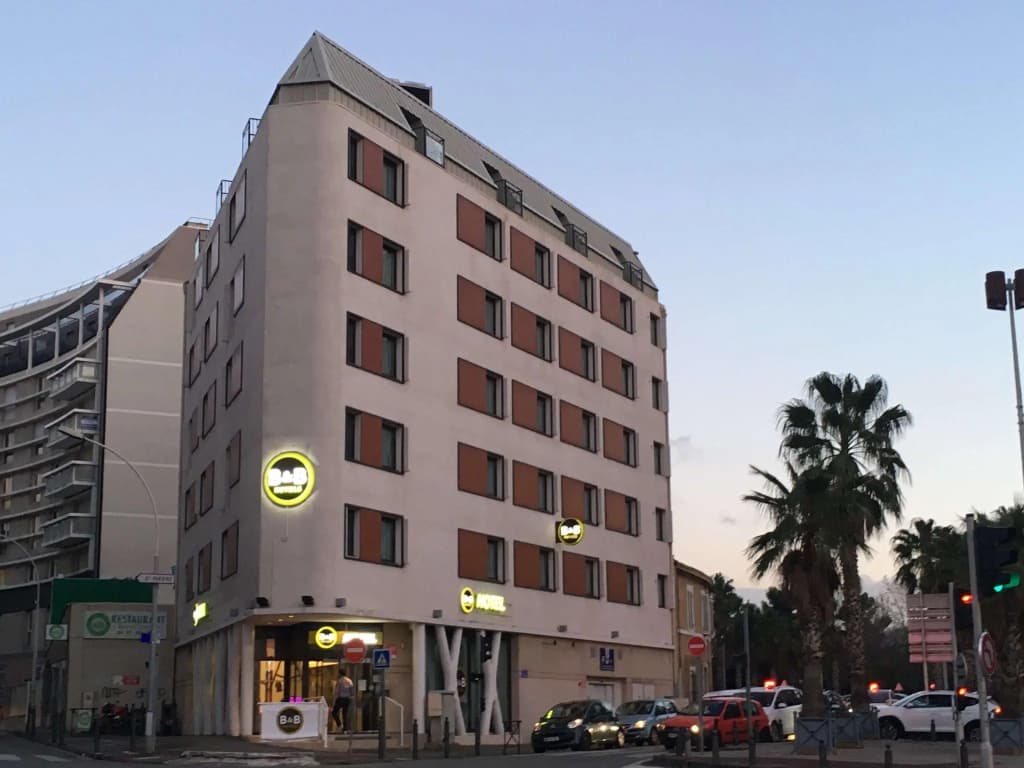 B&B HOTEL Marseille La Timone - Photo 1
