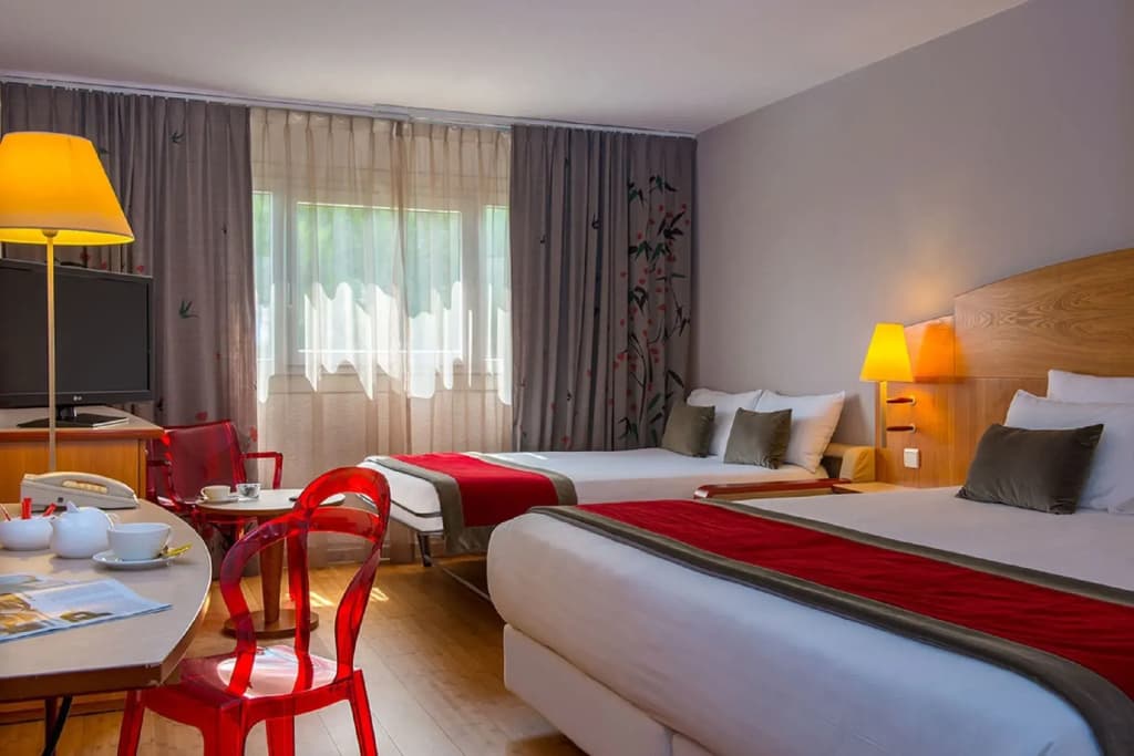 C Suites - Photo 4