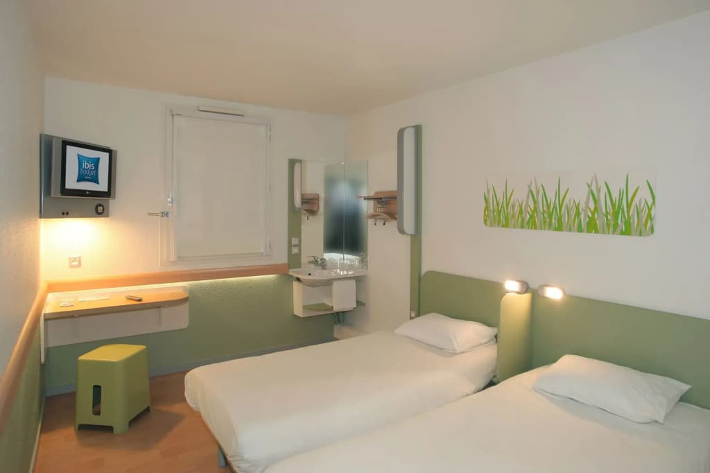 Ibis Budget Poitiers Nord Futuroscope - Photo 3