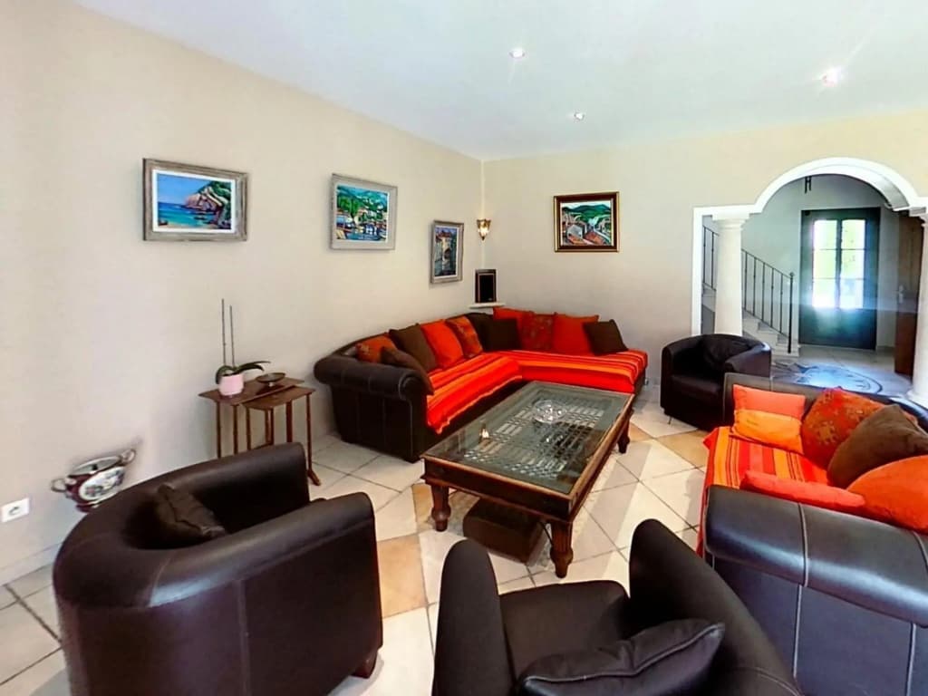 Villa in L'isle-sur-la-sorgue With Pool - Photo 2