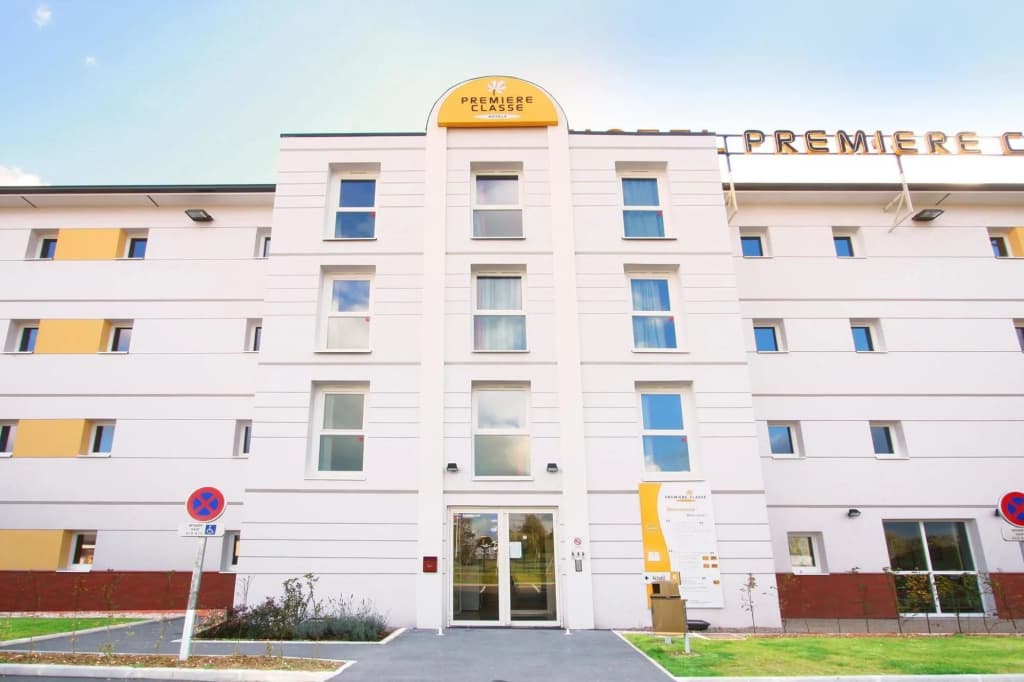B&B HOTEL Bayeux - Photo 1