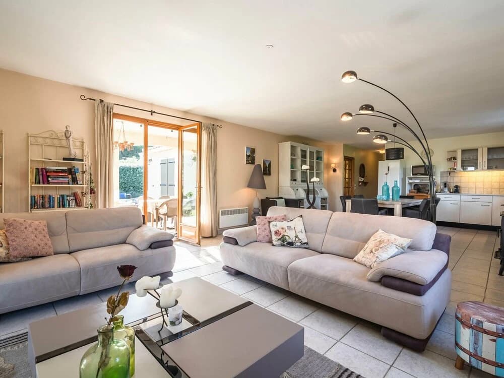 Relaxing Villa Near Lake & Beaches - Photo 1