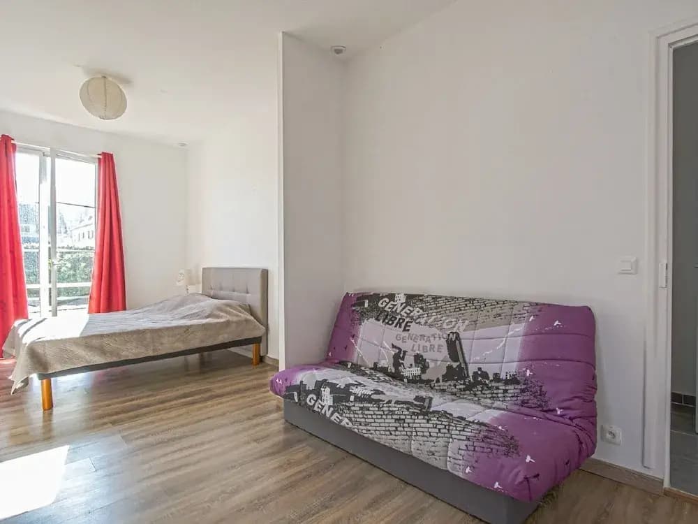 Spacious Holiday Home With Garden - Miniature 2