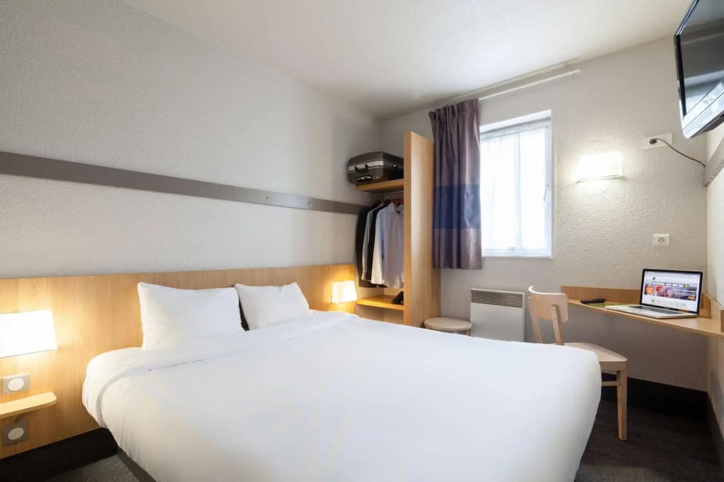 B&B HOTEL Calais Centre Saint-Pierre - Miniature 7