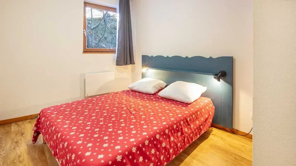 Stylish Alpine Stay for 6 Guests - Photo 2