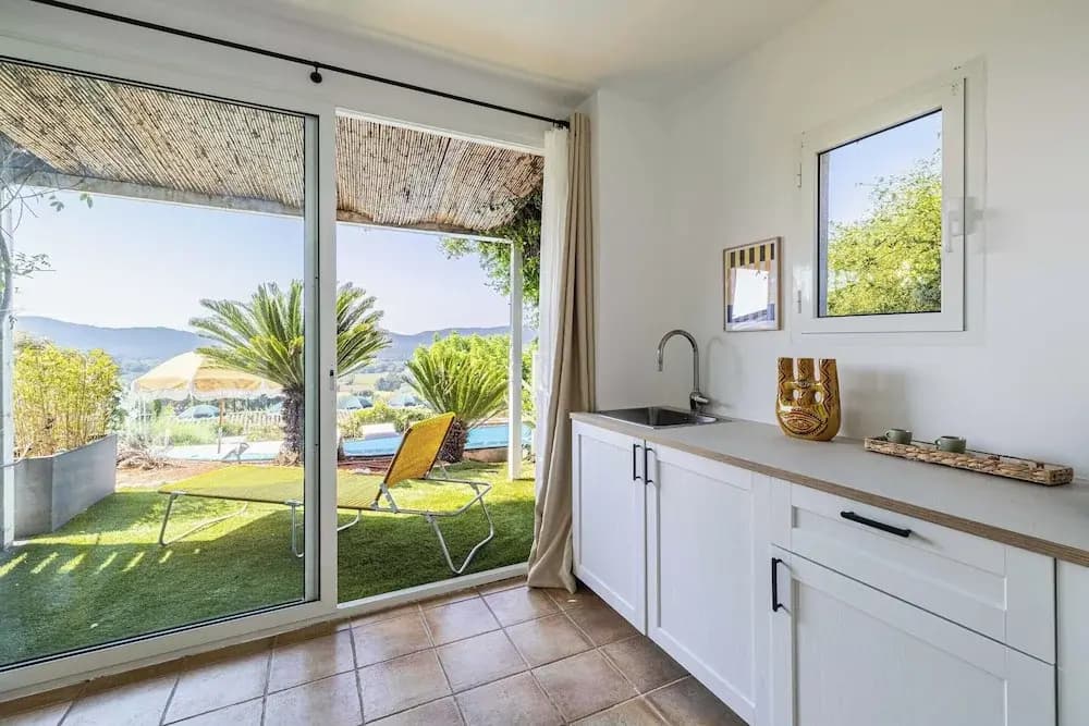 Room in a Magnificent 500m2 Provencal Villa - Photo 2