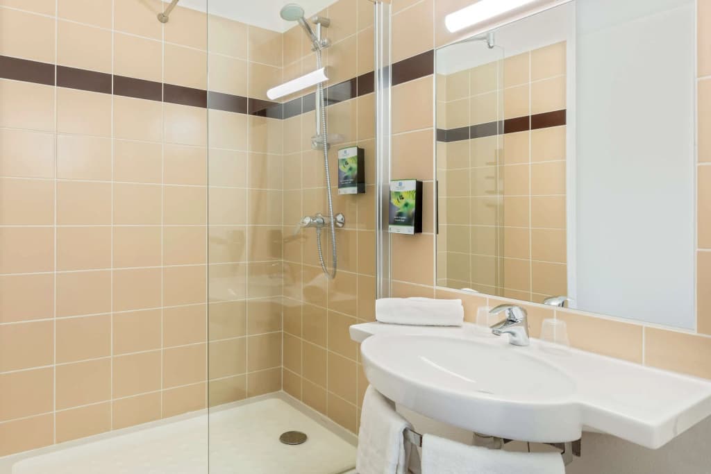 Sure Hotel by Best Western Saint-Amand-Les-Eaux - Miniature 7