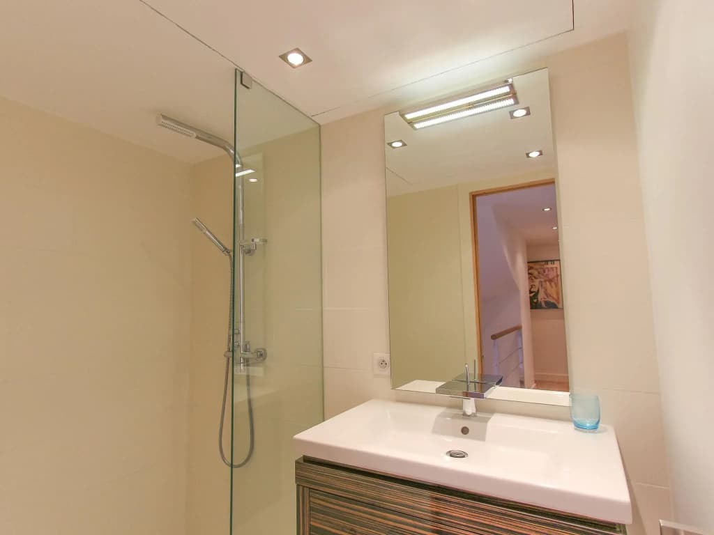 Spacious Holiday Home With hot tub - Photo 4