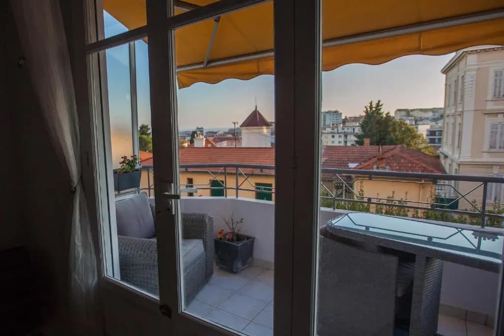 Stunning views from this lovely one bedroom apartment in Cannes only a short walk from the Palais 479 - Miniature 6