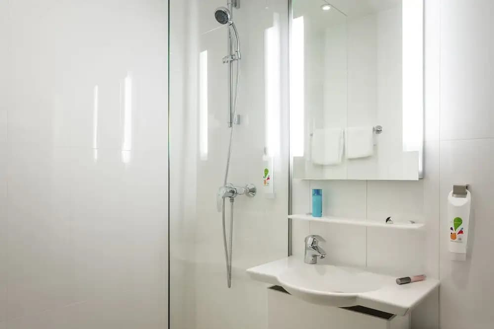 Ibis Chevilly Larue - Miniature 6