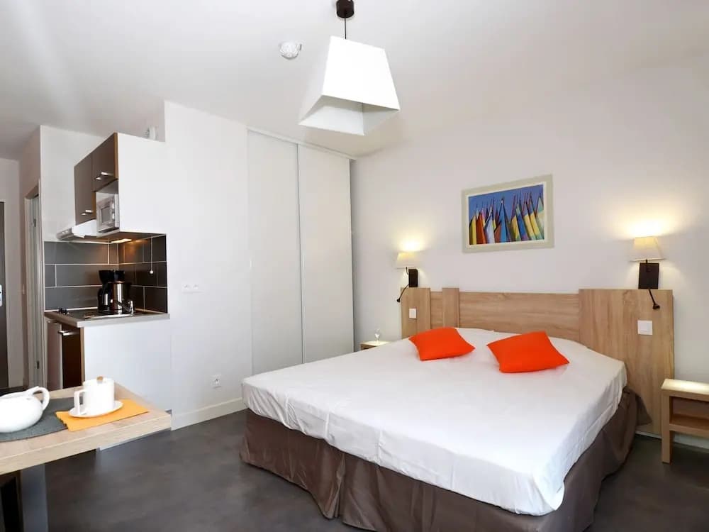 Modern Seaside Apartment - Photo 3