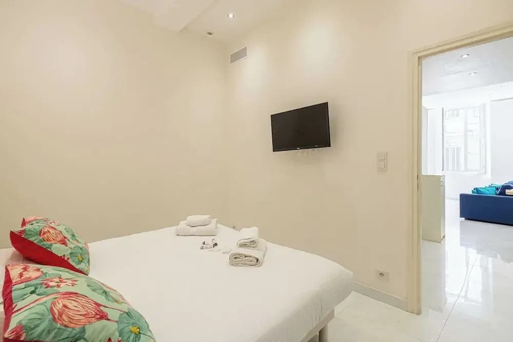 Beautiful Two Bedroom Apartment Near Croisette - Photo 3