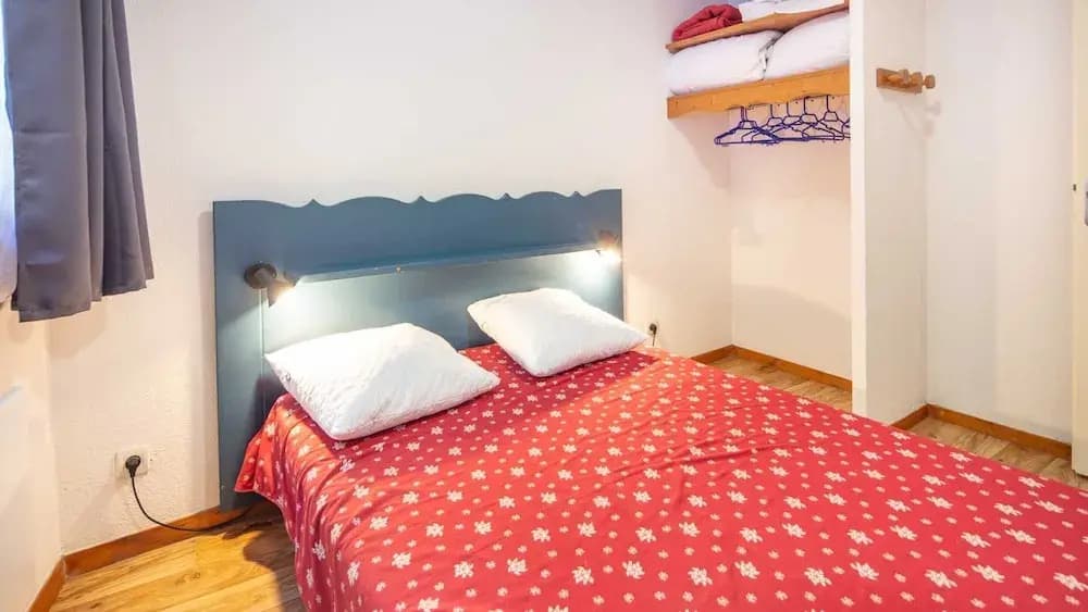 Stylish Alpine Stay for 6 Guests - Photo 3
