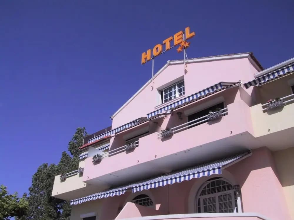Logis Hotel l'Esterella - Photo 1