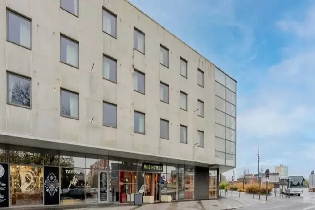 B&B HOTEL Maubeuge Gare - Photo 1
