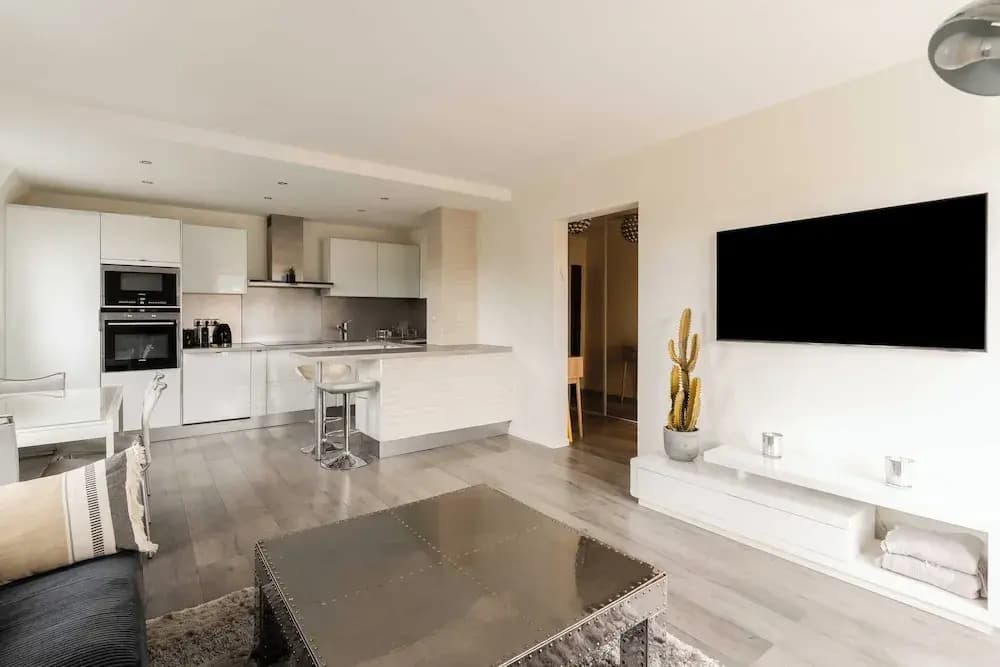 Renovated Apartment Sleeping 6 - Pool and Tennis - Miniature 7