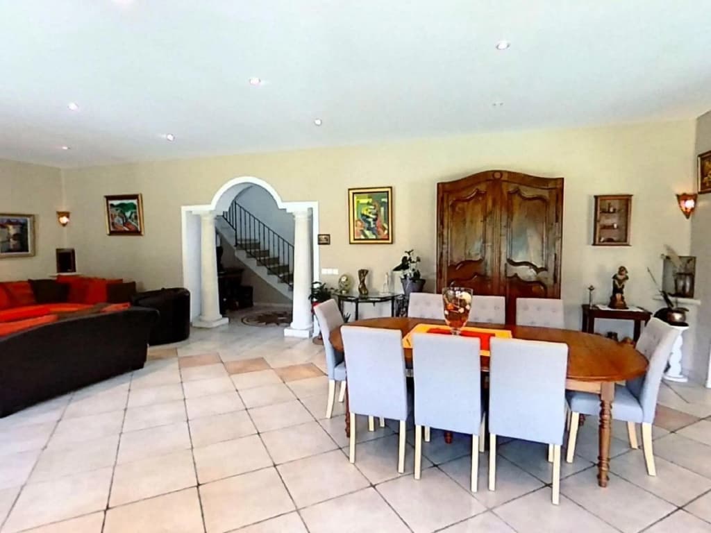 Villa in L'isle-sur-la-sorgue With Pool - Photo 1