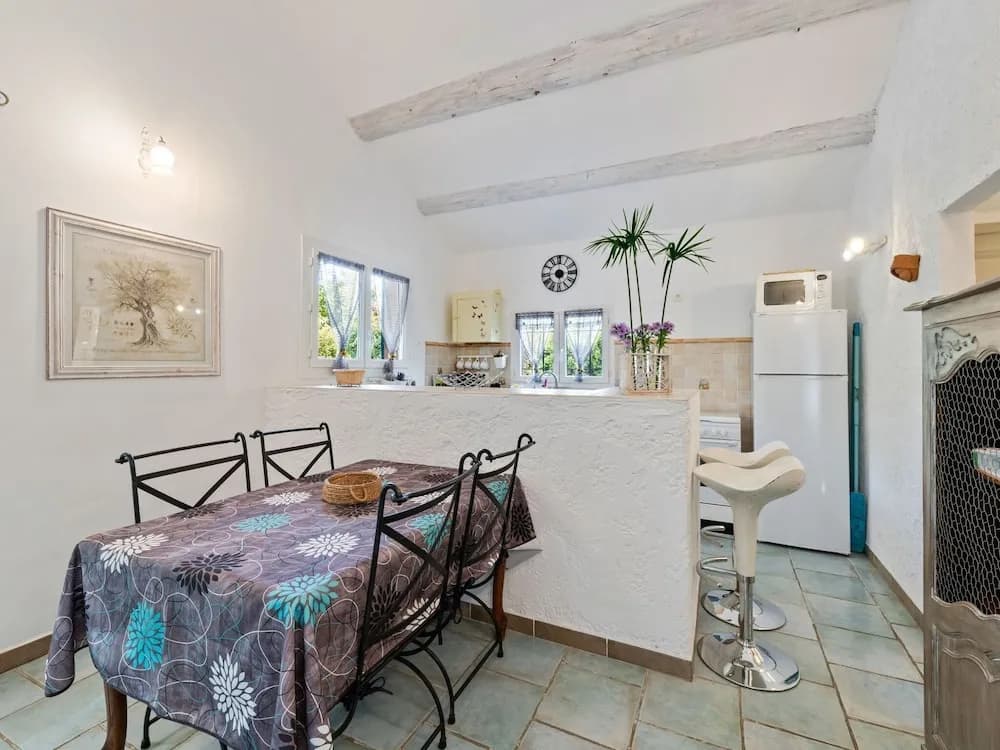 Modern Holiday Home With Private Pool - Miniature 3