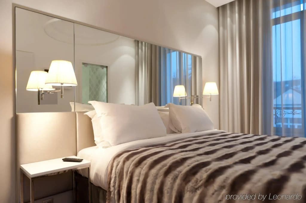 Le Cesar Hotel - Photo 5