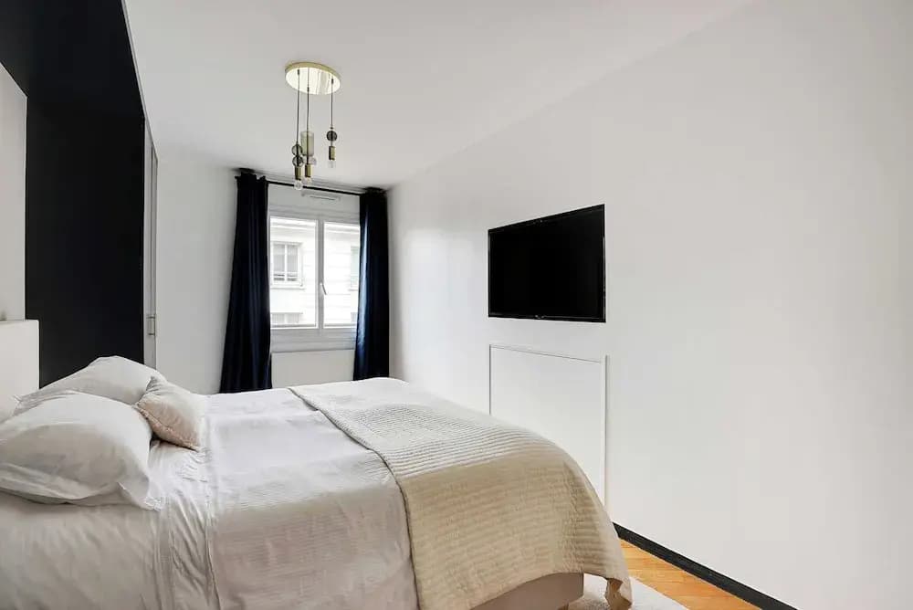 Modern, Spacious Apartment Just Outside Paris - Photo 2
