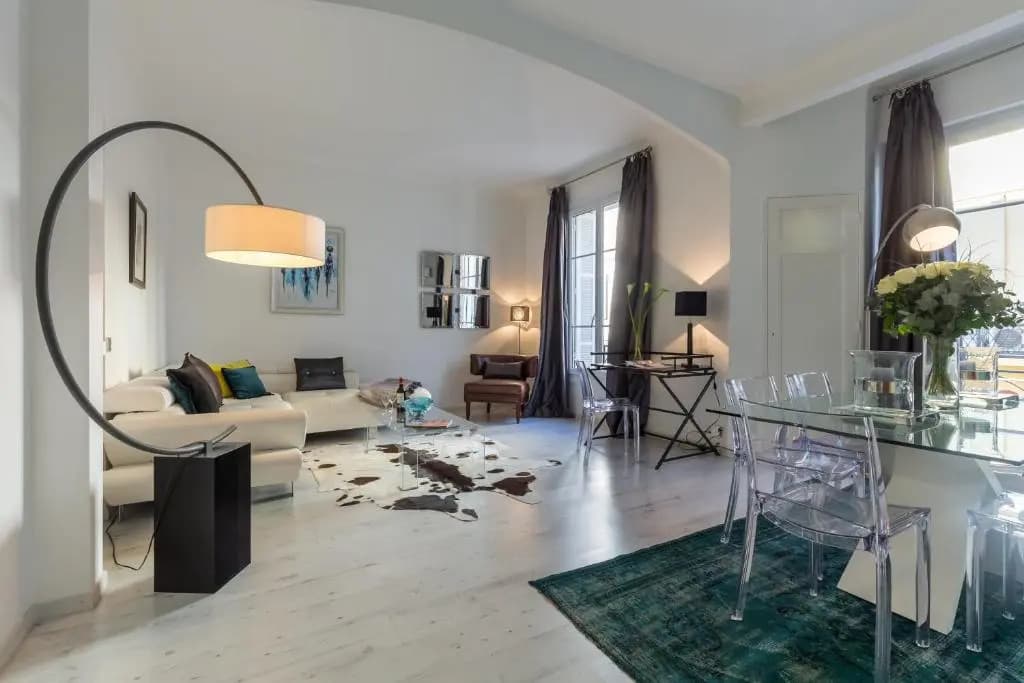 Centrally Located Modern 2 Bed Apartment in Cannes With Aircon and High Ceilings and Modern Design - 696 - Miniature 6