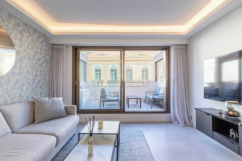 2 Room Apartment in Heart of Cannes+20m2 Terrace - Photo 3