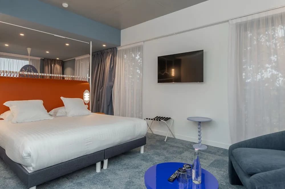 The Ruck Hotel - Miniature 7