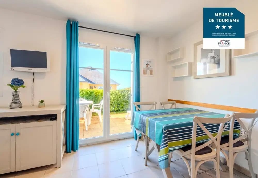 Peaceful Coastal Stay With Access to Pool - Miniature 6