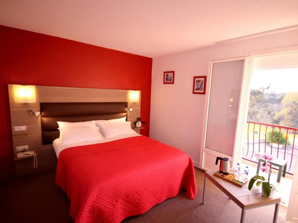 Logis Hotel Le Tropicana - Photo 1