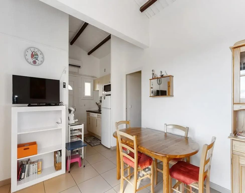Stylish 2-bedroom Retreat in Agde - Miniature 7