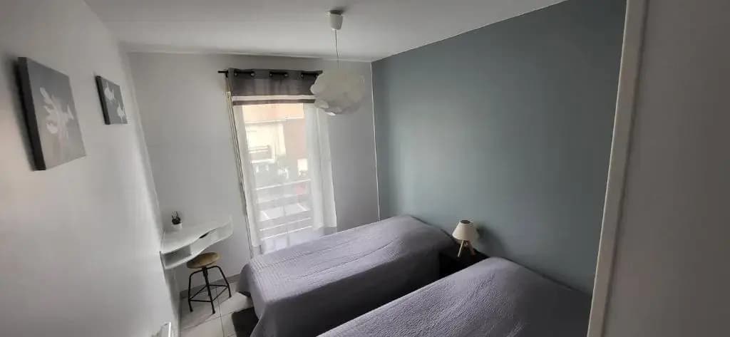 Appartement 2 chambres Balcon Parking privé Centre Village - Miniature 5