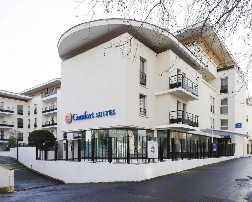 Comfort Suites Port-Marly Paris Ouest - Photo 1