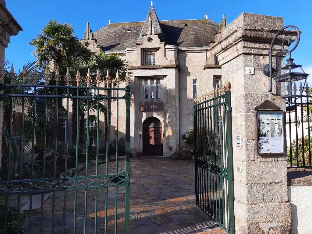 Hotel Le Manoir De La Barbacane - Photo 1