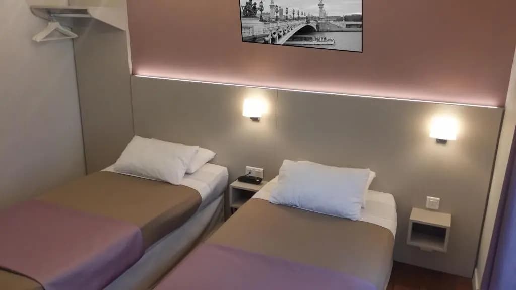 Modern Hotel - Photo 1