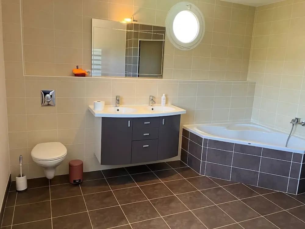 Villa With Private Pool and Jacuzzi - Miniature 8