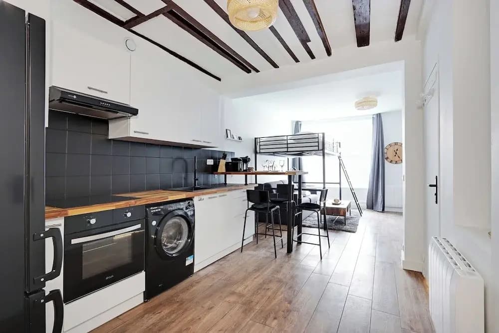 Spacious Studio in Cute Neighborhood - Photo 2
