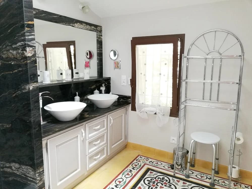 House With 2 Bedrooms In Le Thor With Furnished Garden And Wifi - Miniature 7