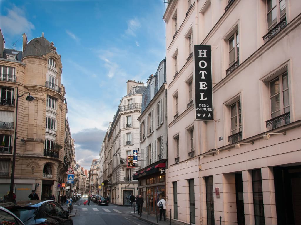 Hôtel Des Deux Avenues - Photo 1