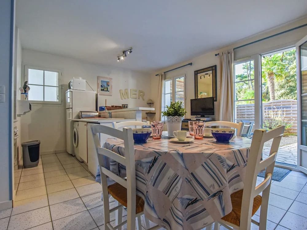 Cozy Holiday Home in Sainte-Marie-de-Re near Sea - Miniature 4