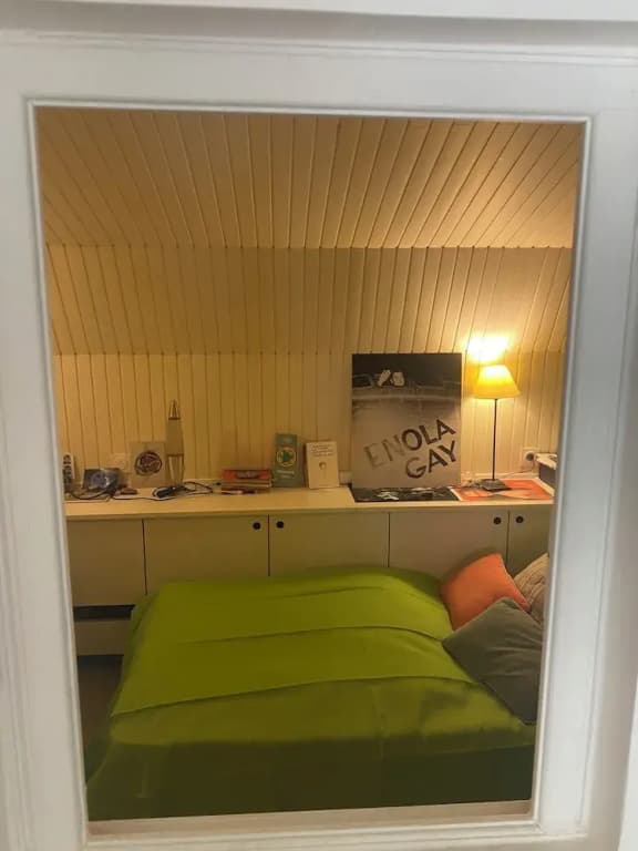 Bright bedroom in a family house - Photo 4