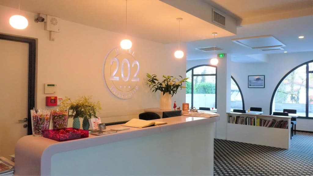 Hotel 202 - Miniature 2