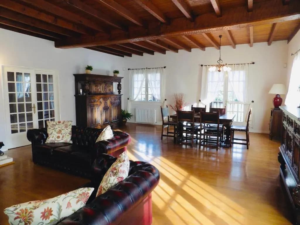 Charming Country Estate - Miniature 2