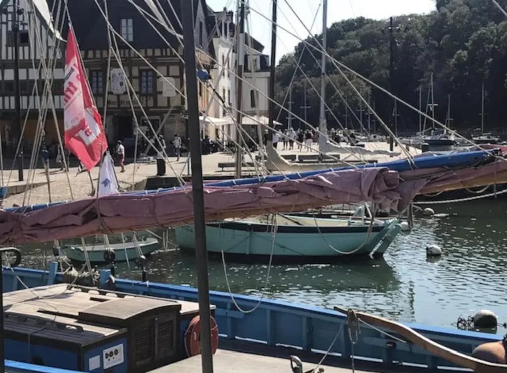 IDÉAL- En plein milieu du PORT de ST GOUSTAN à AURAY- Grand T2 - 50M2 -Belle Terrasse - Miniature 5