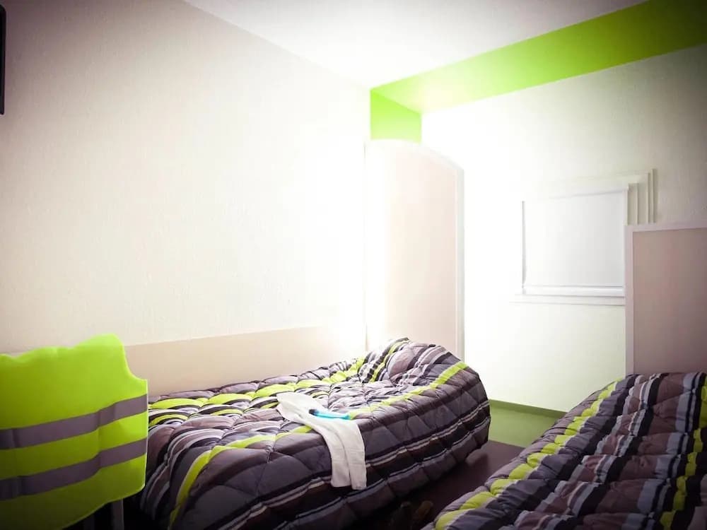 UNISOTEL ex (HOTEL F1 SAINT BRIEUC) - Miniature 3
