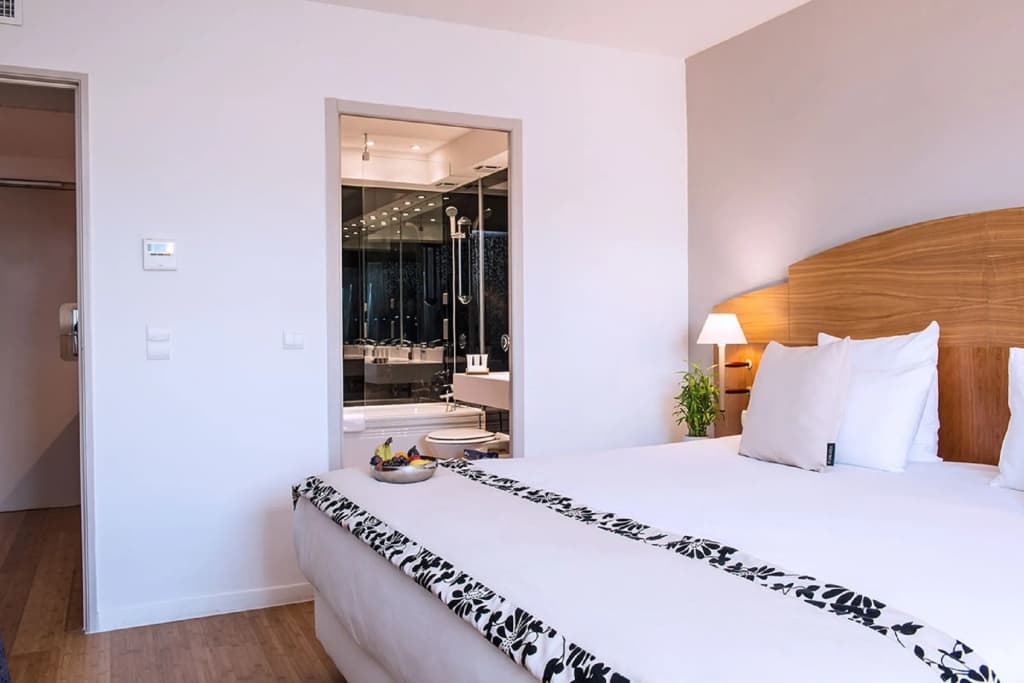 C Suites - Photo 1