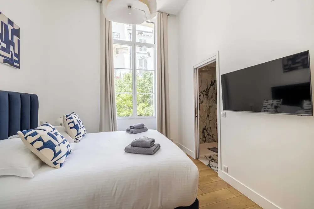 Luxury Renovated 4-room Apartment - rue Hoche - Bourgeois Building - Photo 4