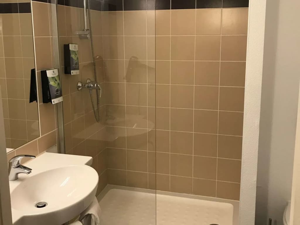 Sure Hotel by Best Western Saint-Amand-Les-Eaux - Miniature 8