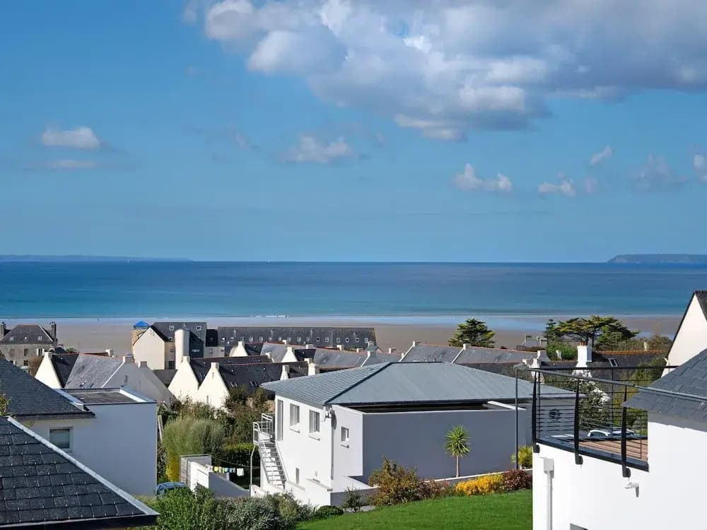 Peaceful Coastal Stay With Access to Pool - Miniature 4